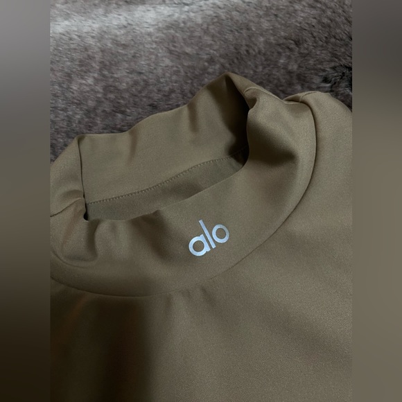 ALO YOGA Mockneck Crop Top. - Picture 4 of 6